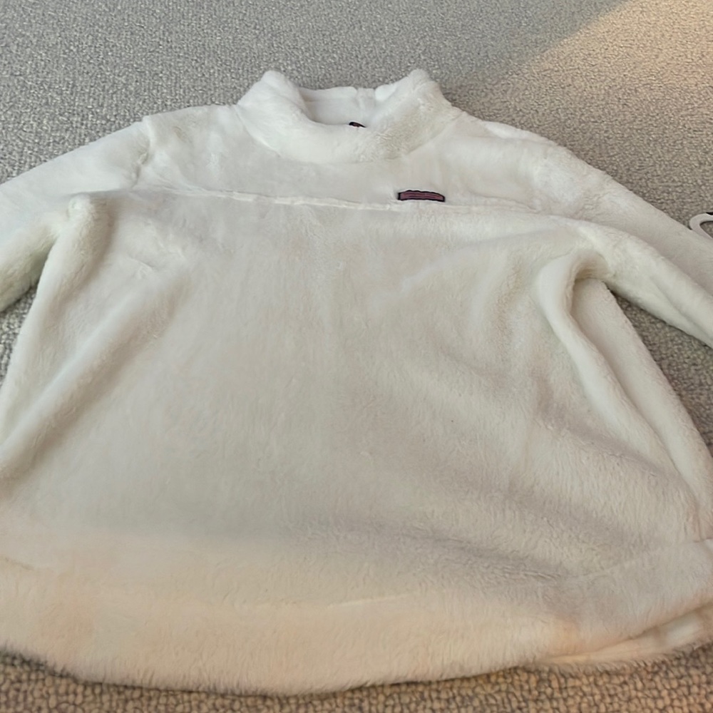 Vineyard Vines furr pull over size large